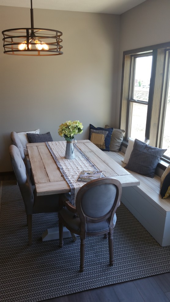 Exemple d'une salle à manger ouverte sur la cuisine chic de taille moyenne avec un mur gris, sol en stratifié et un sol gris.