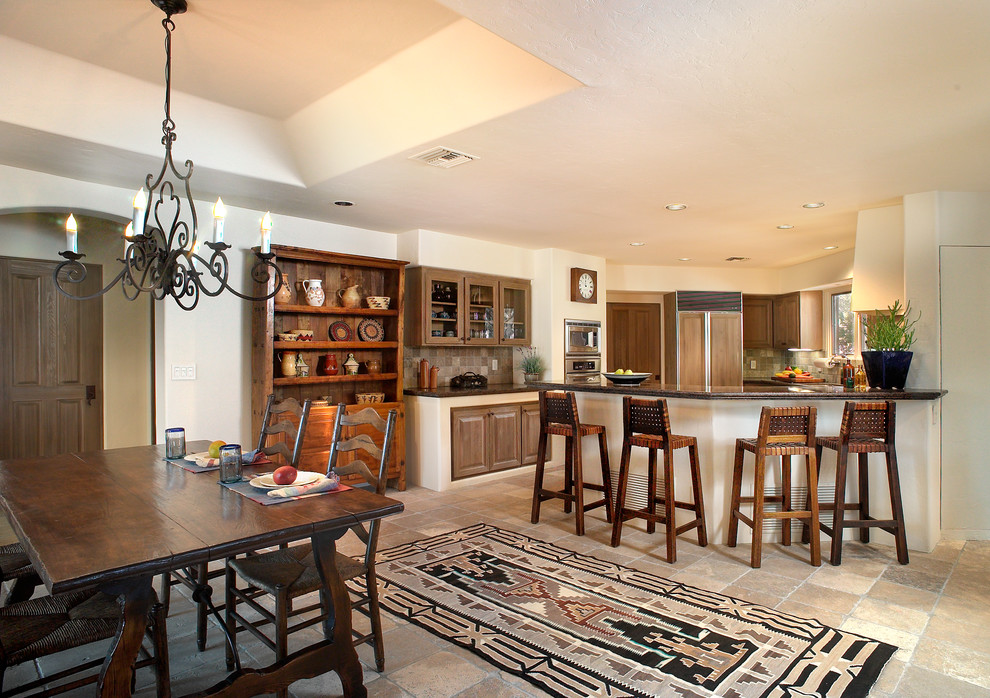 Ispirazione per una sala da pranzo aperta verso la cucina american style con pareti beige e pavimento in travertino