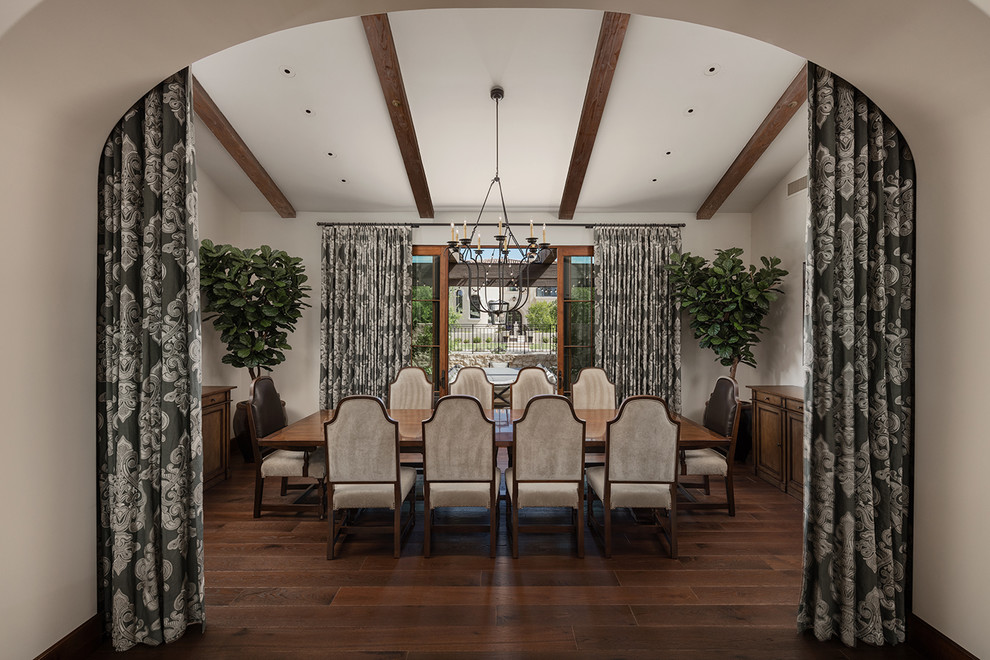 Idéer för att renovera en stor medelhavsstil separat matplats, med mörkt trägolv, vita väggar och brunt golv