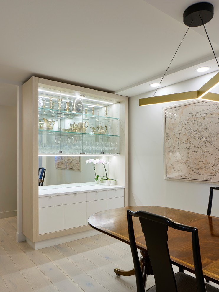 Immagine di una sala da pranzo aperta verso il soggiorno minimal di medie dimensioni con parquet chiaro, pareti bianche e pavimento beige