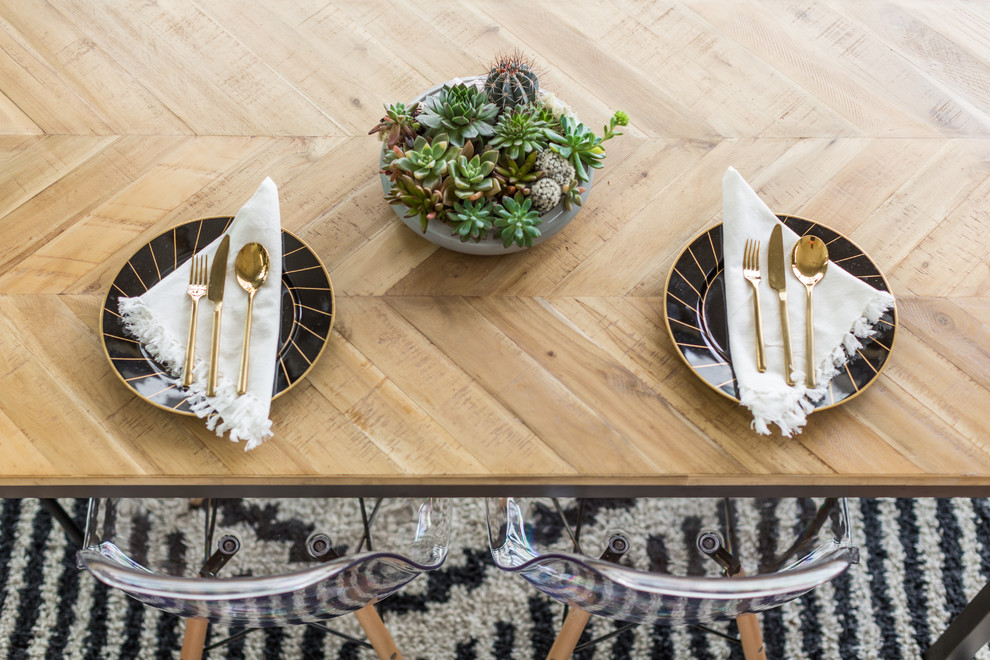 Diseño de comedor escandinavo pequeño abierto sin chimenea con paredes grises, suelo de madera en tonos medios y suelo marrón