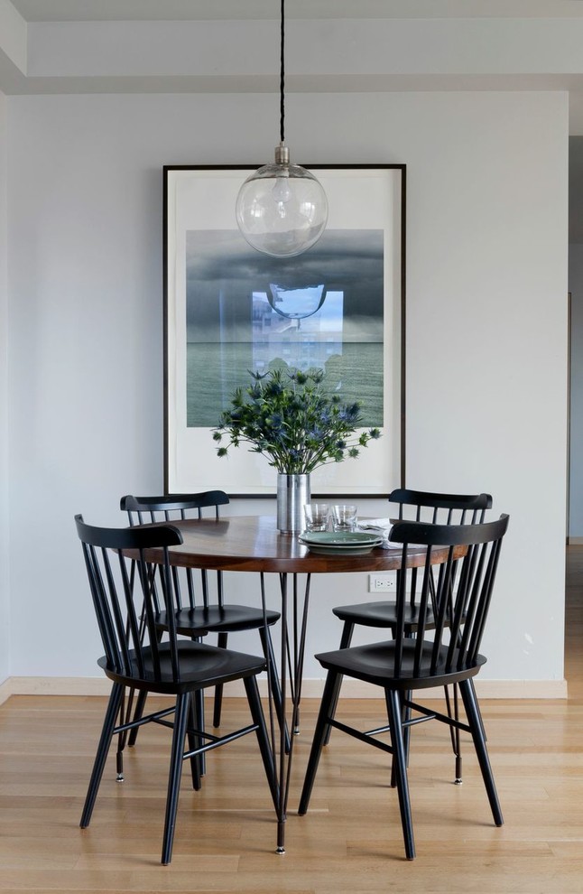 Ispirazione per una sala da pranzo aperta verso la cucina tradizionale di medie dimensioni con pareti grigie e parquet chiaro