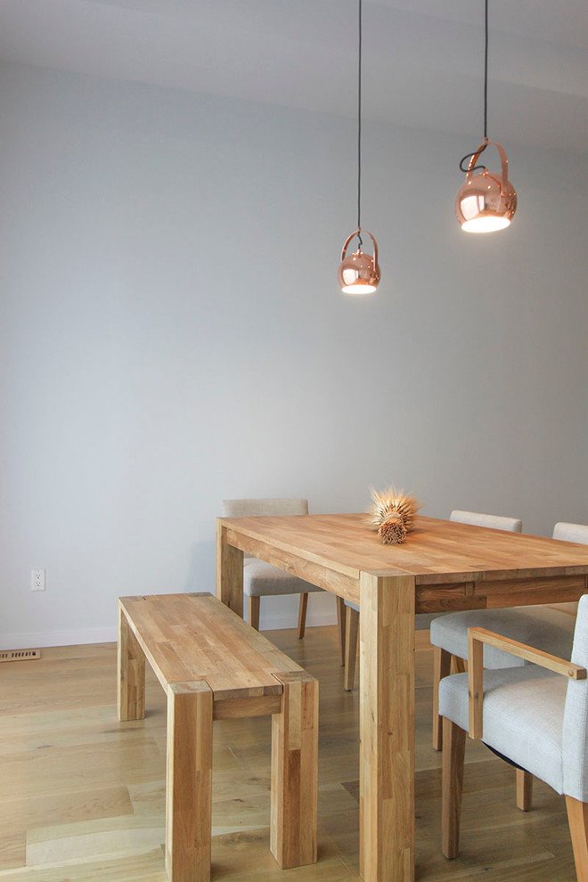 Aménagement d'une petite salle à manger ouverte sur la cuisine scandinave avec un mur blanc et parquet clair.