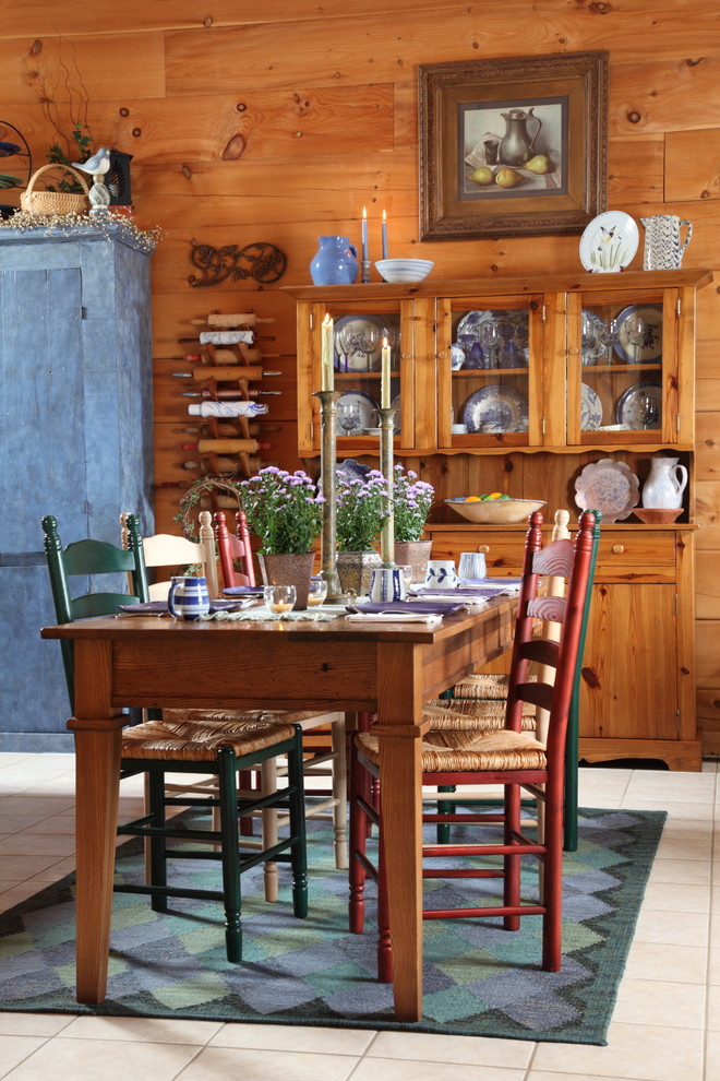 Idée de décoration pour une salle à manger ouverte sur la cuisine chalet avec un sol en carrelage de céramique.