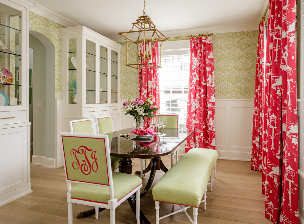 Ispirazione per una sala da pranzo classica chiusa e di medie dimensioni con pareti verdi, parquet chiaro e pavimento beige