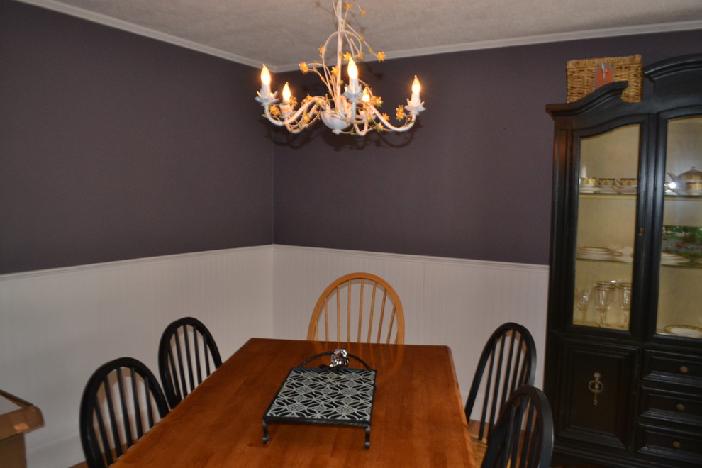Foto de comedor tradicional pequeño cerrado sin chimenea con paredes púrpuras y suelo de madera en tonos medios