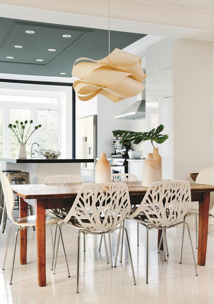 Idée de décoration pour une salle à manger ouverte sur la cuisine design de taille moyenne avec un mur blanc.