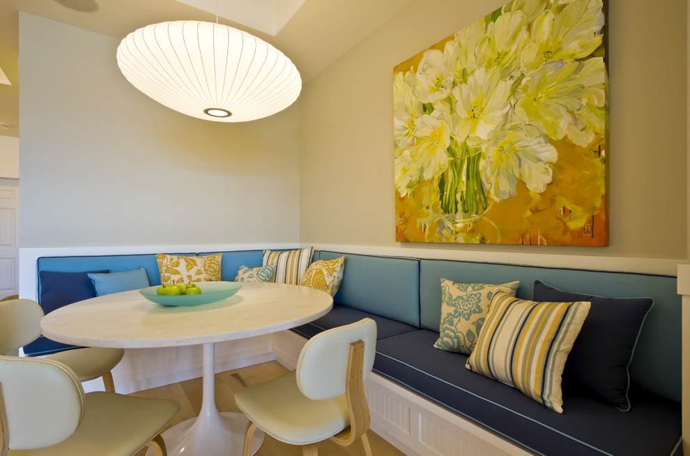 Esempio di una sala da pranzo stile marino con pareti bianche
