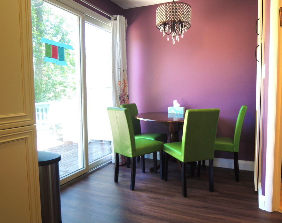 Foto di una piccola sala da pranzo eclettica chiusa con pavimento in laminato, pavimento marrone, pareti rosa e nessun camino