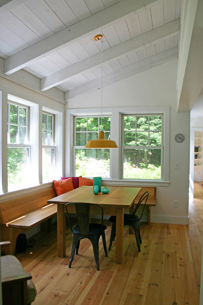 Diseño de comedor de estilo de casa de campo de tamaño medio con suelo de madera en tonos medios y paredes blancas