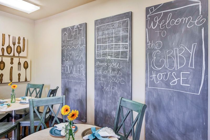 Foto di una piccola sala da pranzo aperta verso la cucina tradizionale con pareti beige e pavimento in legno massello medio