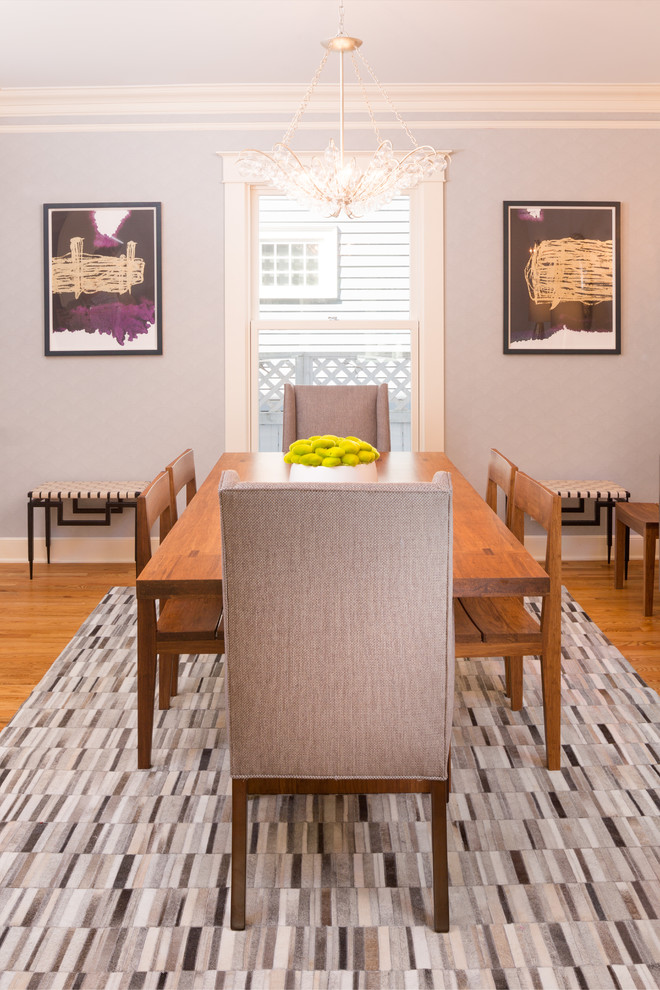 Ispirazione per una sala da pranzo vittoriana chiusa e di medie dimensioni con pareti viola e parquet chiaro