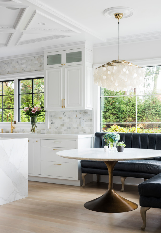 Immagine di una sala da pranzo aperta verso la cucina contemporanea con pareti bianche, parquet chiaro e pavimento beige