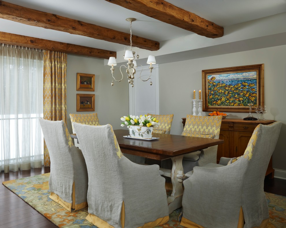 Foto di una piccola sala da pranzo aperta verso la cucina eclettica con pareti beige e parquet scuro
