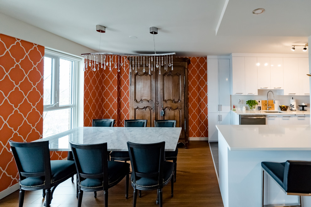Foto di una sala da pranzo aperta verso il soggiorno boho chic di medie dimensioni con pareti arancioni, parquet scuro, pavimento marrone e nessun camino
