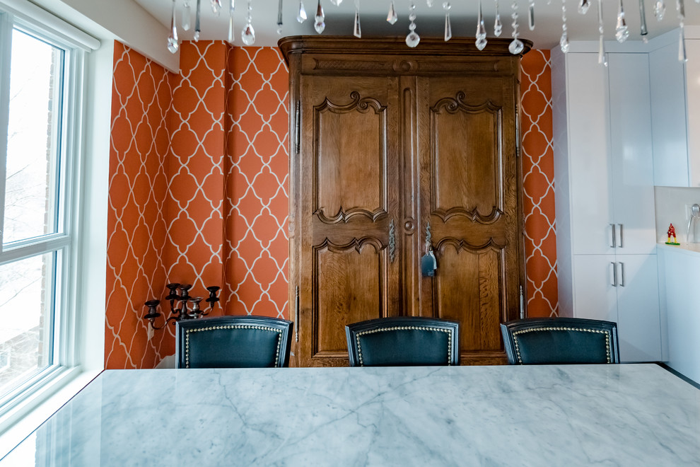 Immagine di una sala da pranzo aperta verso il soggiorno minimal di medie dimensioni con pareti arancioni, parquet scuro, pavimento marrone e nessun camino