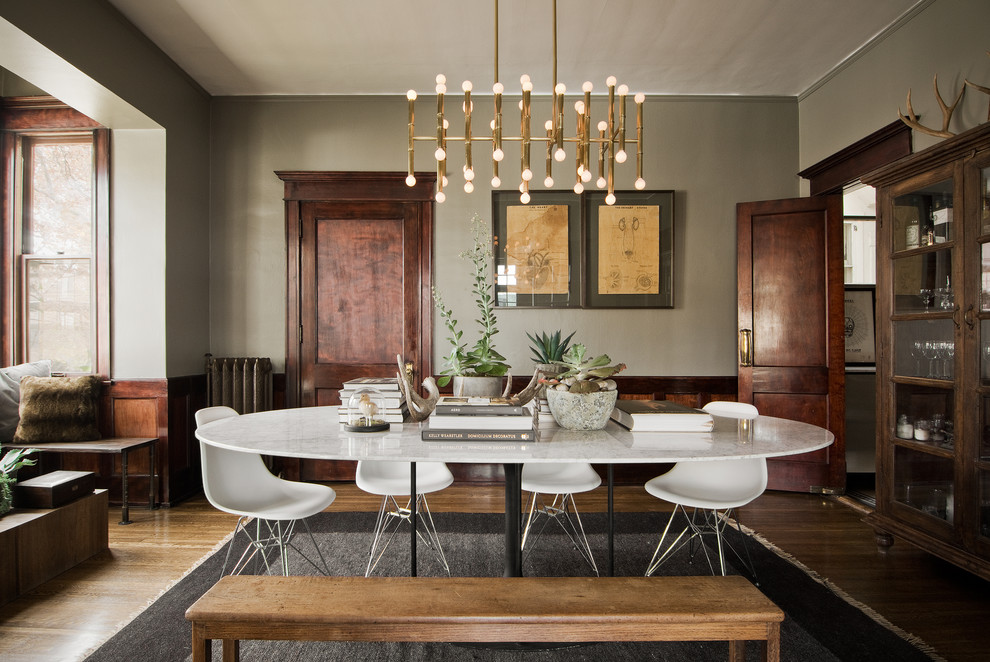 Стильный дизайн: столовая в стиле фьюжн с серыми стенами и темным паркетным полом - последний тренд