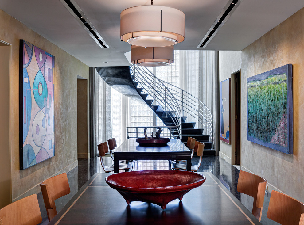 Geschlossenes, Großes Modernes Esszimmer ohne Kamin mit beiger Wandfarbe, schwarzem Boden und Linoleum in Chicago
