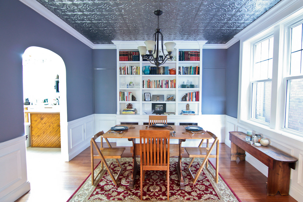 Offenes, Großes Eklektisches Esszimmer ohne Kamin mit blauer Wandfarbe, braunem Holzboden und braunem Boden in St. Louis