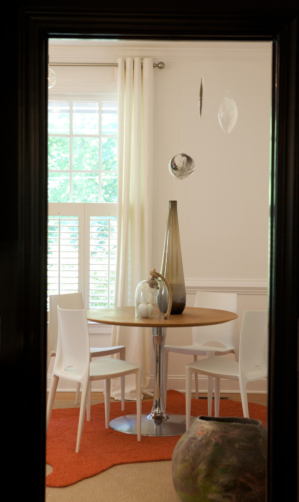 Cette image montre une rideau de salle à manger design avec un mur blanc.