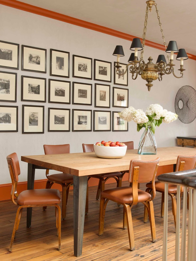 Ispirazione per una sala da pranzo bohémian con pareti bianche e pavimento in legno massello medio