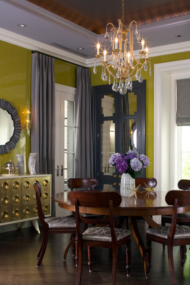 Idée de décoration pour une rideau de salle à manger bohème fermée avec un mur vert et parquet foncé.