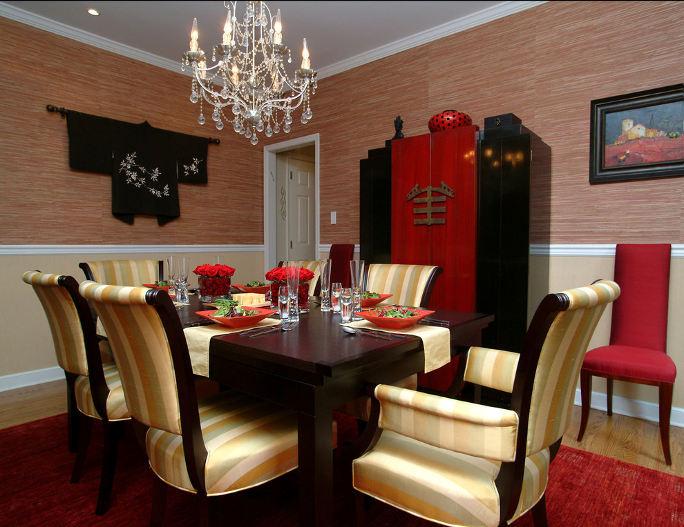 Cette photo montre une salle à manger ouverte sur la cuisine asiatique de taille moyenne avec un sol en bois brun et un mur multicolore.