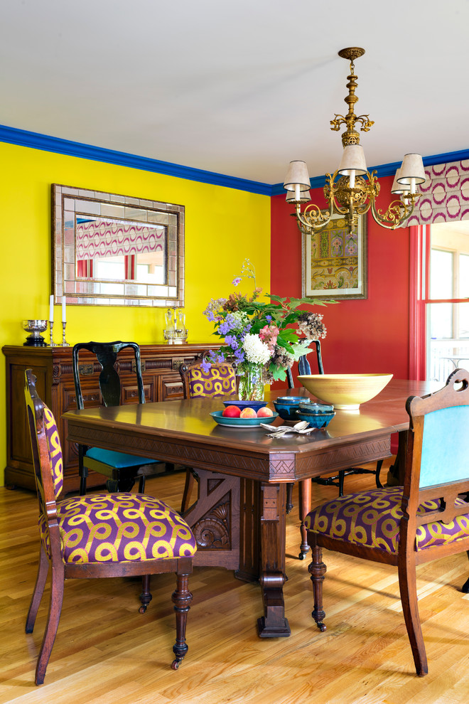 Idee per una sala da pranzo bohémian con pareti multicolore e pavimento in legno massello medio