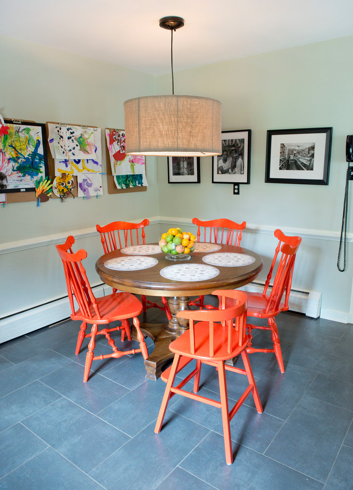 Cette photo montre une salle à manger ouverte sur la cuisine éclectique de taille moyenne avec un sol en carrelage de céramique et un mur gris.