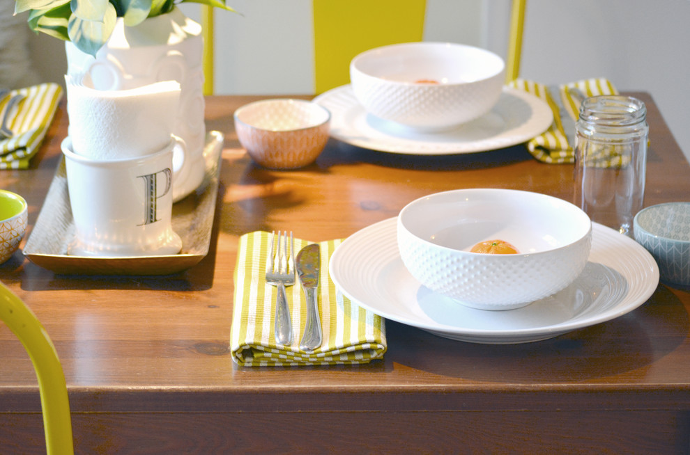 Esempio di una piccola sala da pranzo aperta verso la cucina bohémian con pareti beige e pavimento con piastrelle in ceramica