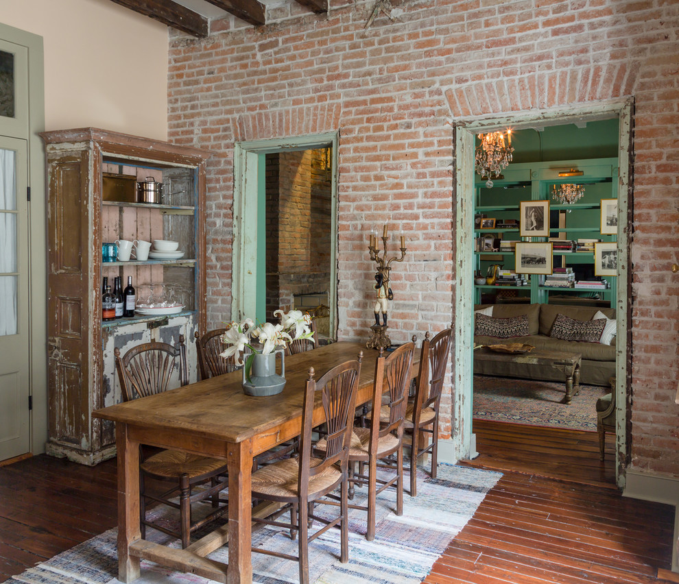 Cette image montre une salle à manger ouverte sur la cuisine bohème avec parquet foncé.