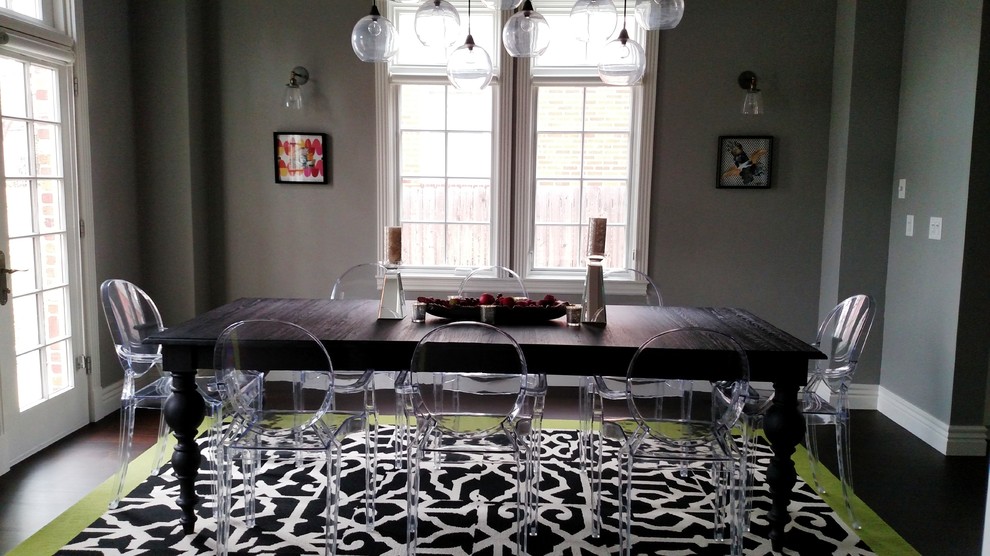 Inspiration pour une salle à manger ouverte sur la cuisine bohème de taille moyenne avec un mur gris et parquet foncé.
