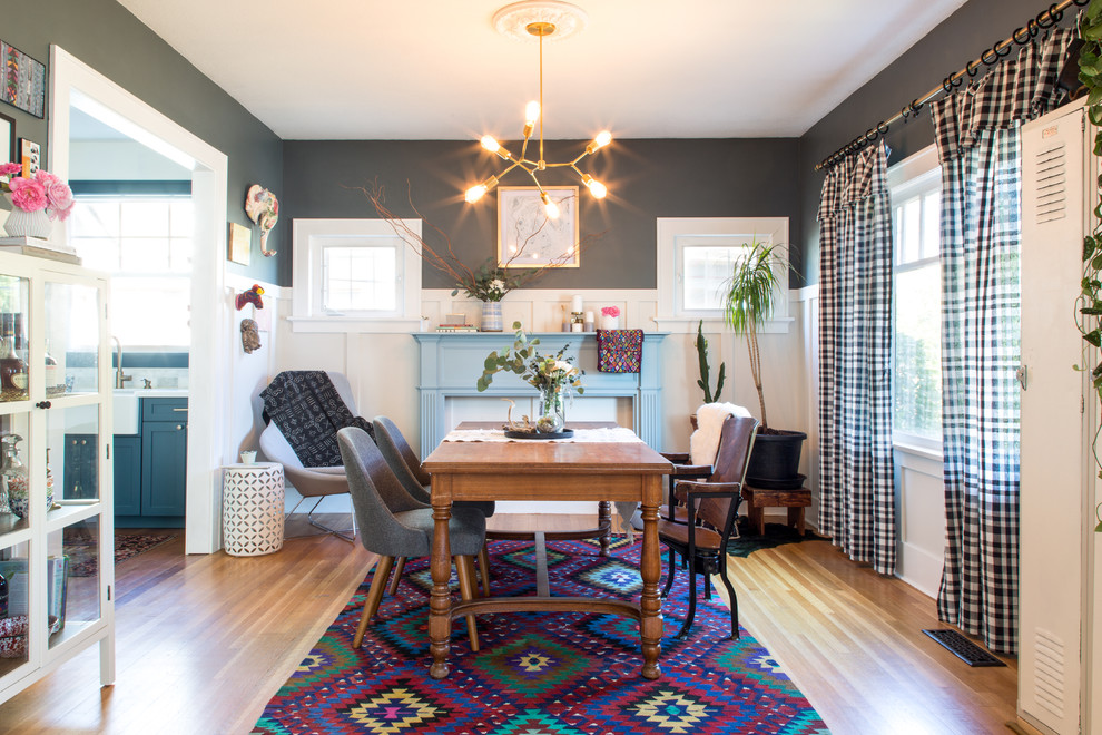 Источник вдохновения для домашнего уюта: отдельная столовая в стиле фьюжн с серыми стенами, светлым паркетным полом, стандартным камином и коричневым полом