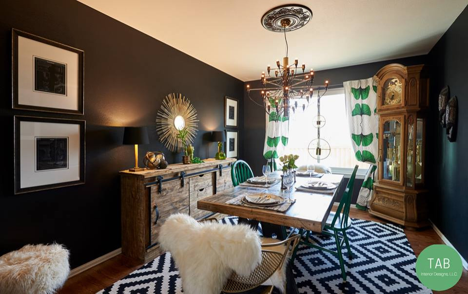 Kleine Stilmix Wohnküche ohne Kamin mit schwarzer Wandfarbe, braunem Holzboden und braunem Boden in Denver