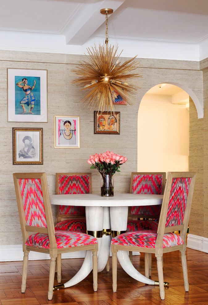 На фото: столовая в стиле фьюжн с бежевыми стенами, паркетным полом среднего тона и коричневым полом с