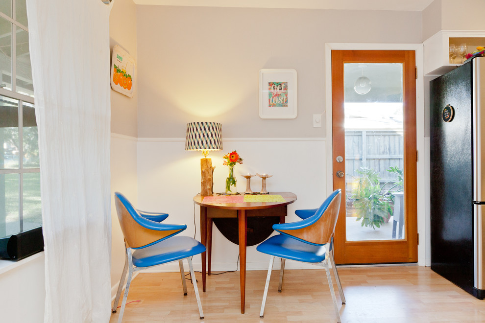 Пример оригинального дизайна: кухня-столовая в стиле фьюжн с серыми стенами и светлым паркетным полом
