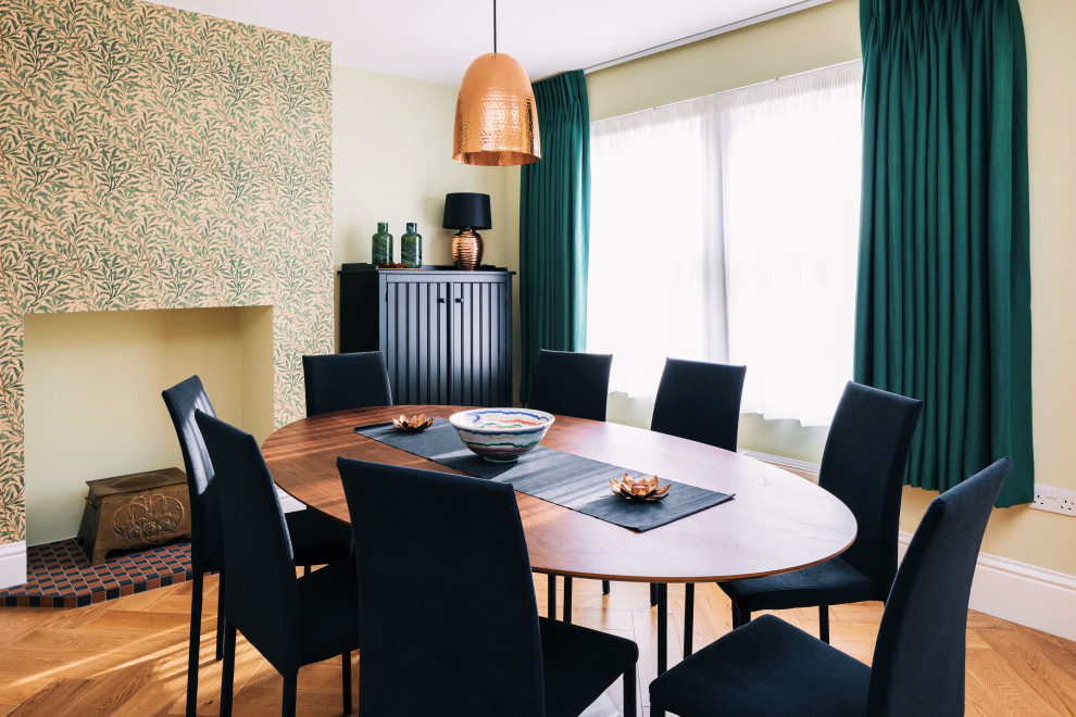 Idee per una sala da pranzo aperta verso la cucina boho chic di medie dimensioni con pareti verdi, parquet chiaro e pavimento beige