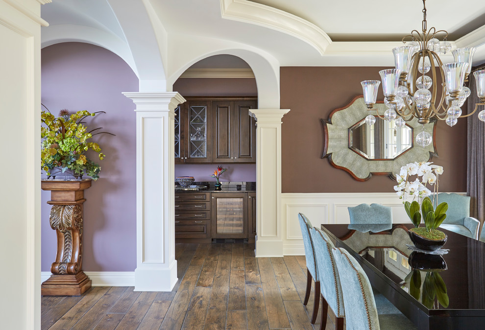 Свежая идея для дизайна: гостиная-столовая среднего размера в стиле фьюжн с фиолетовыми стенами, темным паркетным полом и коричневым полом - отличное фото интерьера