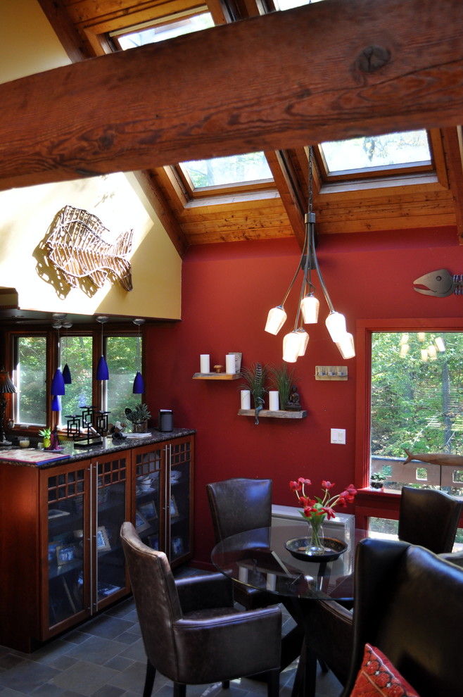 Foto di una sala da pranzo aperta verso la cucina eclettica di medie dimensioni con pareti rosse e pavimento con piastrelle in ceramica