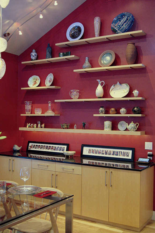 Esempio di una sala da pranzo aperta verso il soggiorno tradizionale di medie dimensioni con pareti rosse, pavimento in legno massello medio e nessun camino