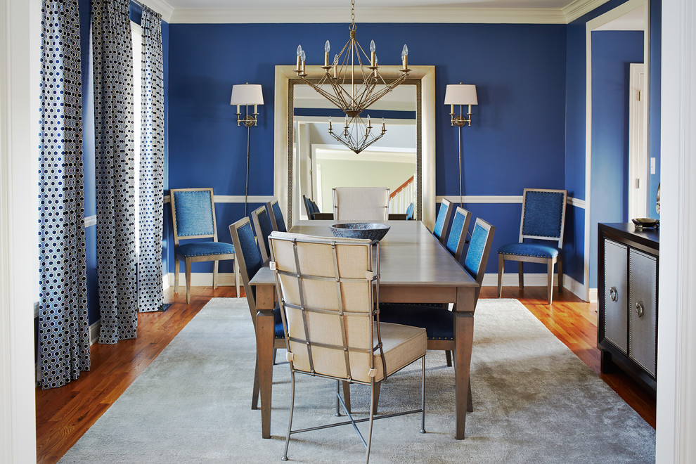 Esempio di una sala da pranzo tradizionale di medie dimensioni e chiusa con pareti blu, pavimento in legno massello medio, nessun camino e pavimento marrone