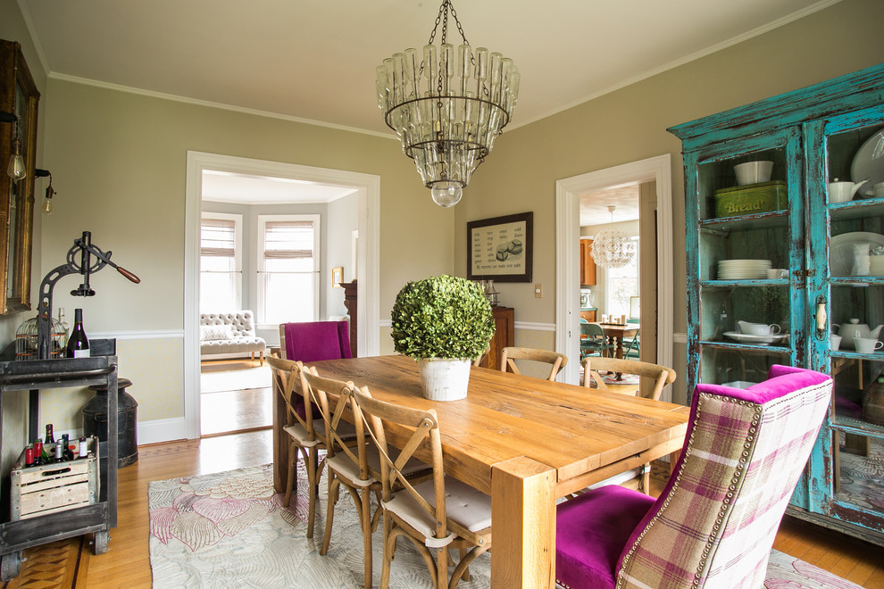 Foto de comedor de estilo de casa de campo de tamaño medio cerrado sin chimenea con paredes beige y suelo de madera en tonos medios