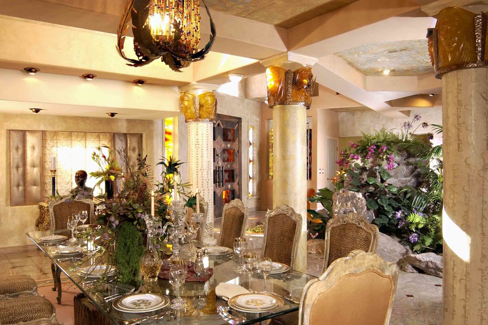Idee per una sala da pranzo aperta verso la cucina eclettica con pareti beige, pavimento in marmo e pavimento grigio