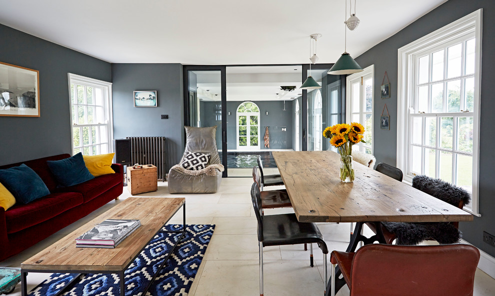 Foto di una grande sala da pranzo aperta verso il soggiorno eclettica con pareti grigie, pavimento in gres porcellanato e pavimento beige