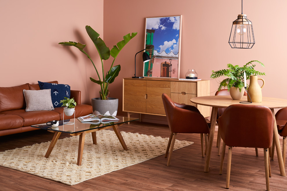 Пример оригинального дизайна: маленькая гостиная-столовая в современном стиле с розовыми стенами, полом из винила и бежевым полом для на участке и в саду