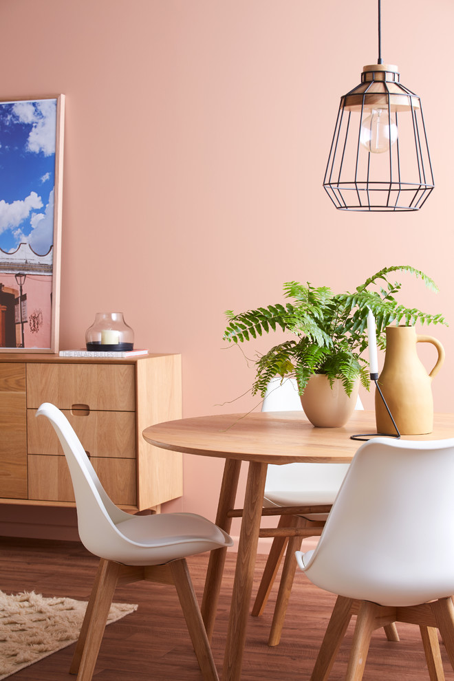 Diseño de comedor contemporáneo pequeño abierto con paredes rosas, suelo vinílico y suelo beige