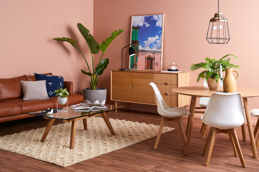 Idée de décoration pour une petite salle à manger ouverte sur le salon design avec un mur rose, un sol en vinyl et un sol beige.