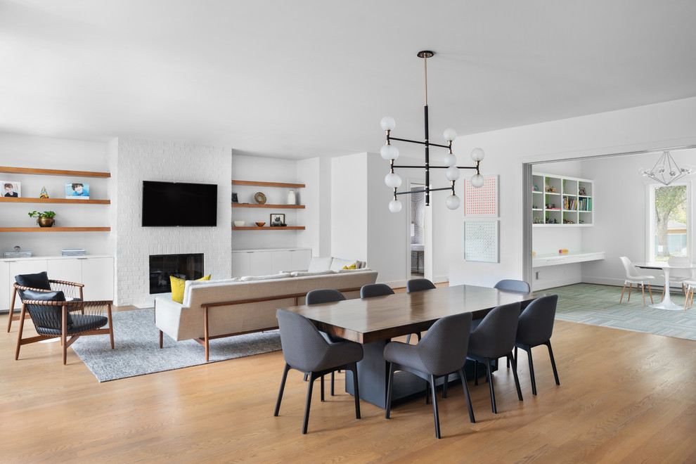 Idee per una grande sala da pranzo aperta verso il soggiorno moderna con pareti bianche e pavimento in legno massello medio