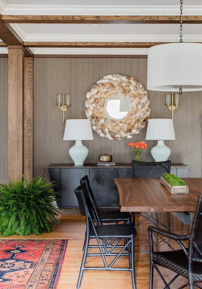 Idées déco pour une salle à manger éclectique avec un mur marron et un sol en bois brun.