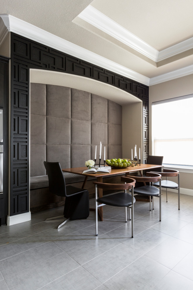 На фото: большая столовая в современном стиле с серыми стенами, полом из керамогранита и серым полом с